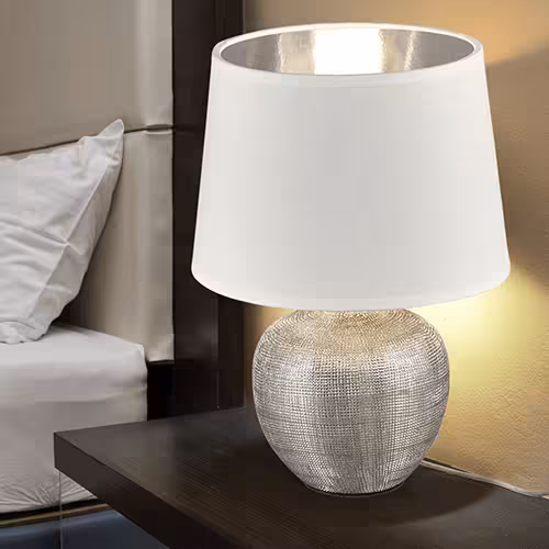 Tischlampe mit beigem Stoffschirm