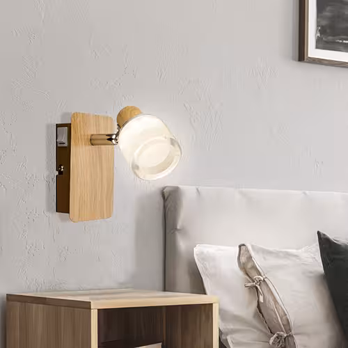 Wandleuchte aus Holz mit beweglichem Spot