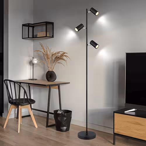 schwarze Stehleuchte mit drei Flammen